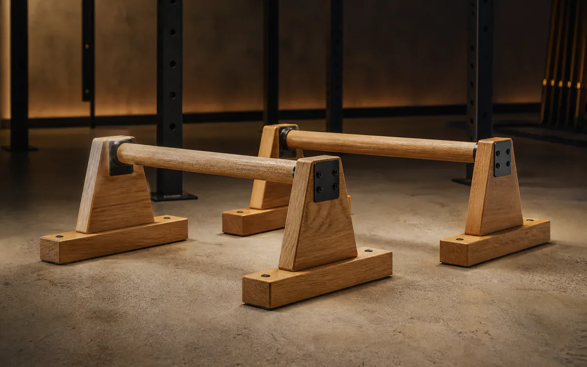 Paire de parallettes en bois dans un espace d’entraînement
