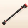 Barre de traction entre deux murs Wall Grip Pro 71-95 cm posée en diagonale sur fond crème, patins rouges et leviers de blocage