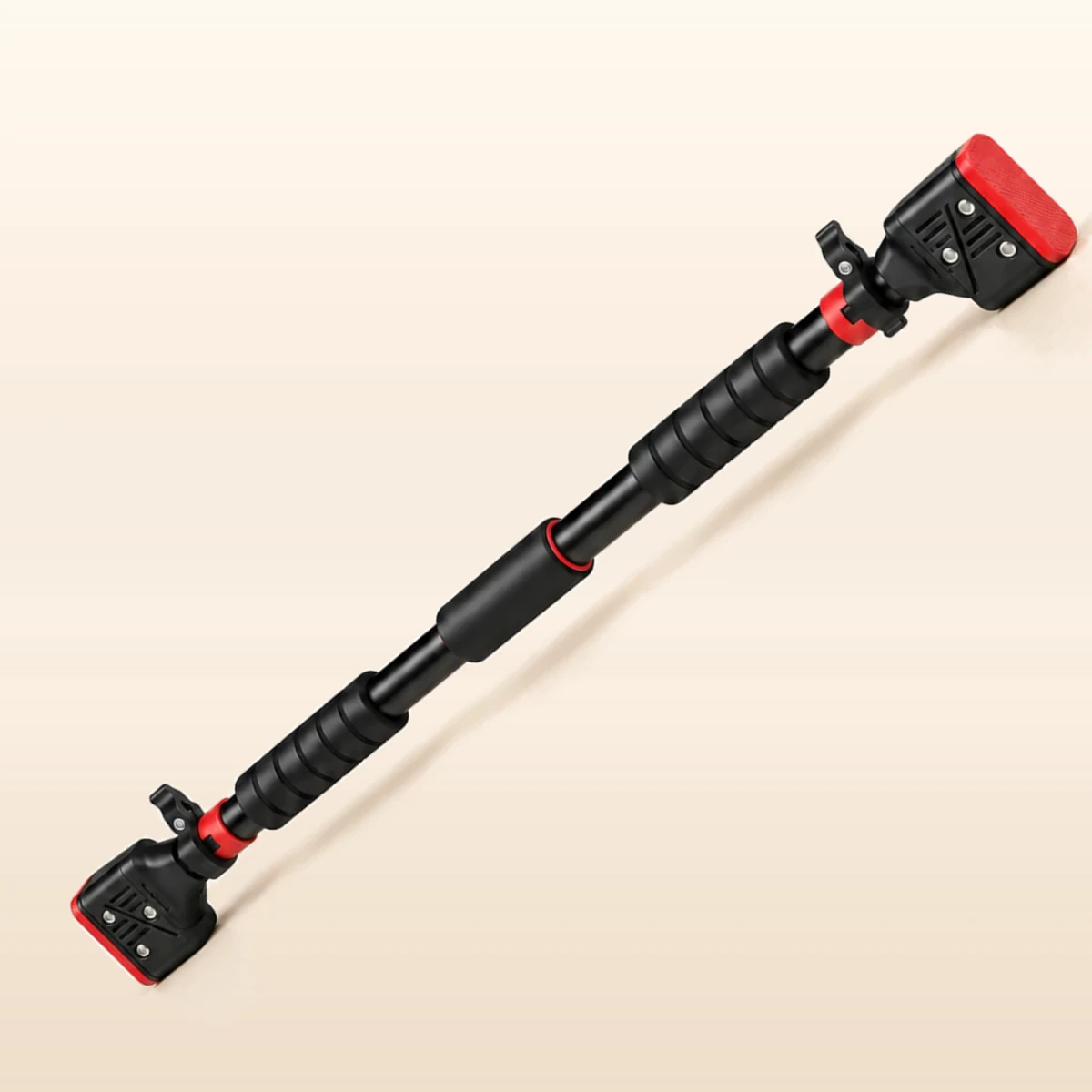 barre de traction entre deux murs 1 | WO-Calisthenics Barre de traction entre deux murs Wall Grip Pro 71-95 cm posée en diagonale sur fond crème, patins rouges et leviers de blocage