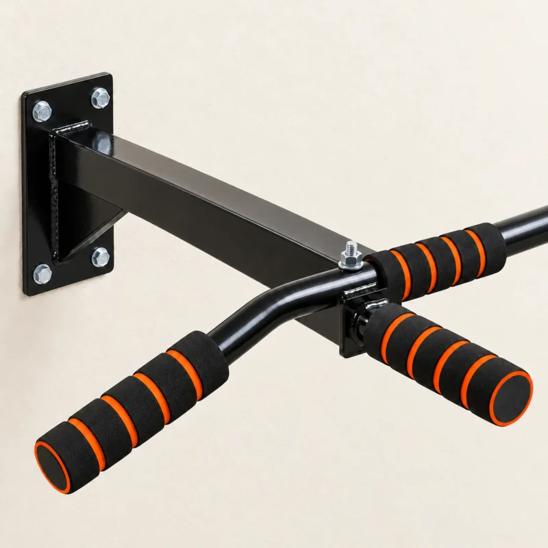 Gros plan d'un côté de la barre Multigrip : platine murale à 4 boulons, long bras carré à gousset, barre principale boulonnée près du bout du bras, extrémité coudée et poignée neutre en mousse à bagues orange