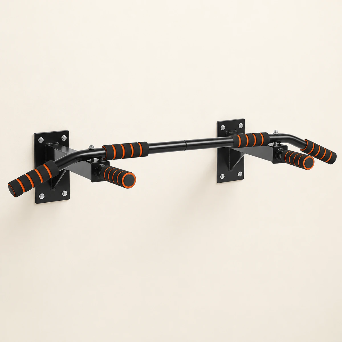 barre de traction murale multigrip 1 | WO-Calisthenics Barre de traction murale Multigrip seule, vue de trois quarts sur fond crème : deux platines murales à 4 trous, deux bras carrés à gousset, une barre principale jointe au centre, extrémités coudées et six mousses noires à bagues orange