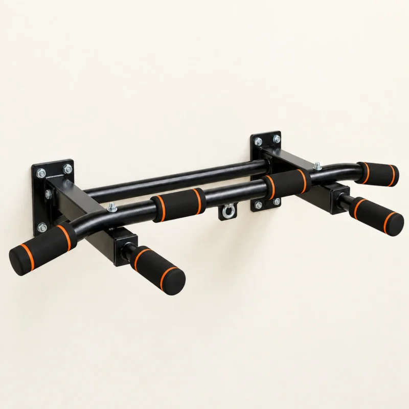Barre de traction murale Multigrip seule : barre haute noire à bouts coudés, six poignées en mousse noire à bandes orange, deux poignées neutres et deux plaques murales boulonnées, vue de trois quarts sur fond crème
