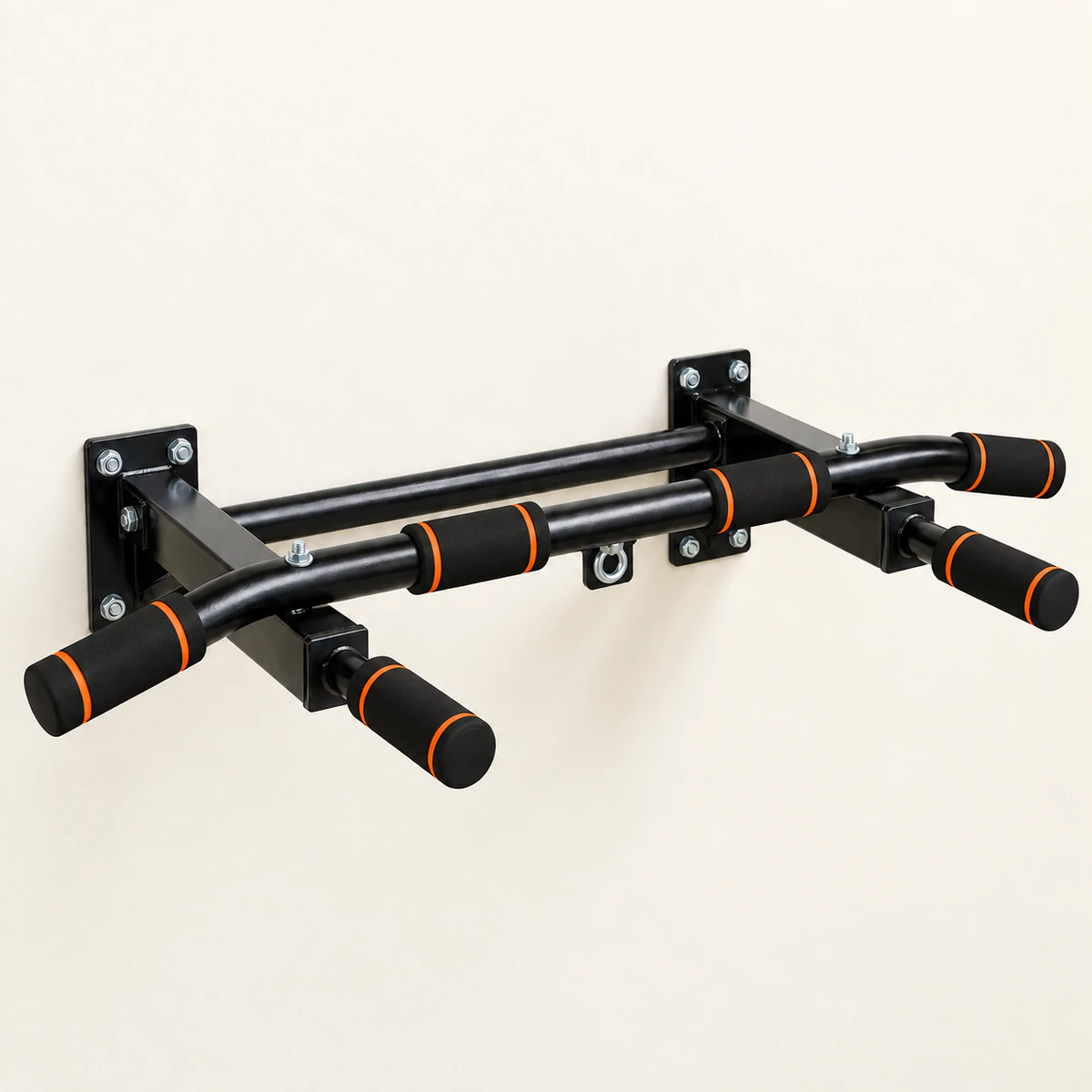 barre de traction murale multigrip 1 | WO-Calisthenics Barre de traction murale Multigrip seule : barre haute noire à bouts coudés, six poignées en mousse noire à bandes orange, deux poignées neutres et deux plaques murales boulonnées, vue de trois quarts sur fond crème