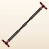 Barre de traction de porte télescopique 100-150 cm noire seule, inclinée en diagonale : patins en T à semelle rouge striée bien perpendiculaires, bagues rouges crantées, mousses à rainures et manchon central lisse, sur fond crème