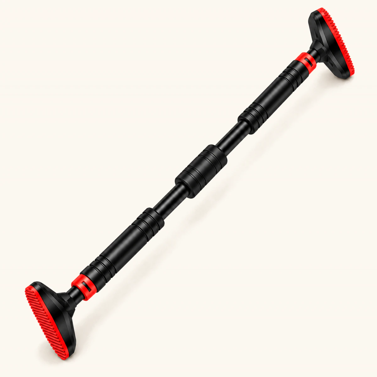 barre de traction porte 150 cm 1 | WO-Calisthenics Barre de traction de porte télescopique noire à patins rouges striés, posée en diagonale sur fond crème
