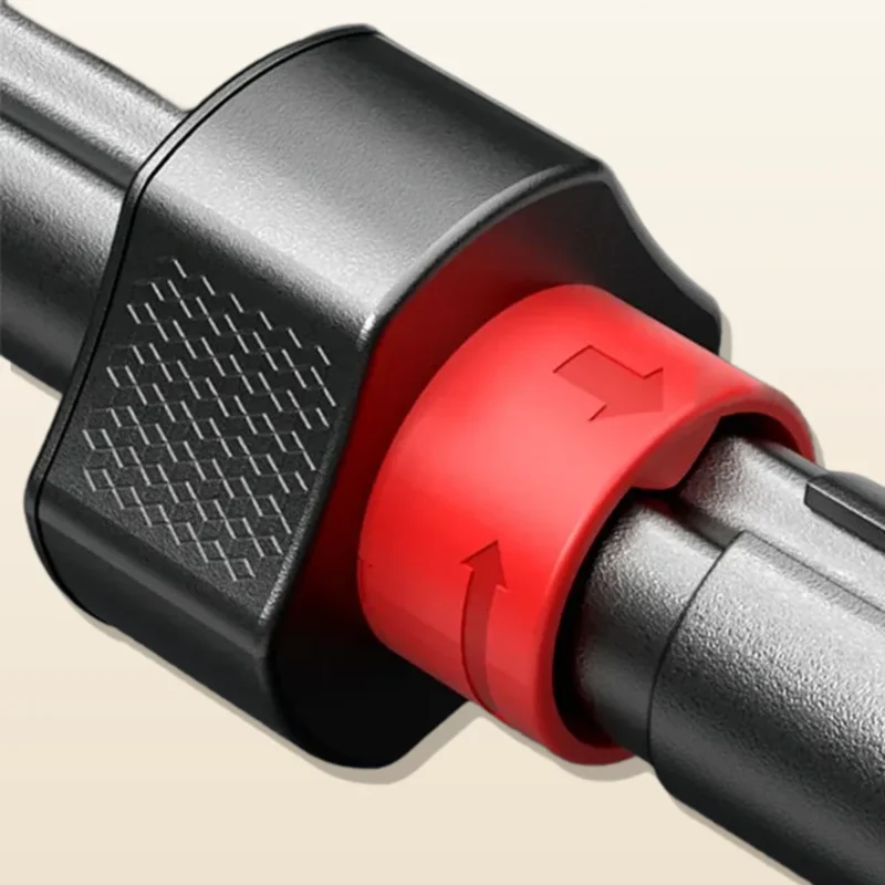 Gros plan réel sur le verrou de la barre de traction de porte Lock Grip : molette de verrouillage noire moletée en triangle arrondi, bague rouge à flèches de sens et tube à fente de mortaise, photo de l'annonce sur fond crème — WO-Calisthenics