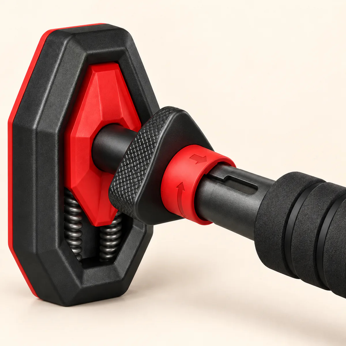 barre de traction porte sans perçage 5 | WO-Calisthenics Dos d'un patin de la barre Lock Grip : coque octogonale noire, pièce rouge, deux ressorts dans la fenêtre, bouton de verrouillage triangulaire moleté et bague rouge fléchée