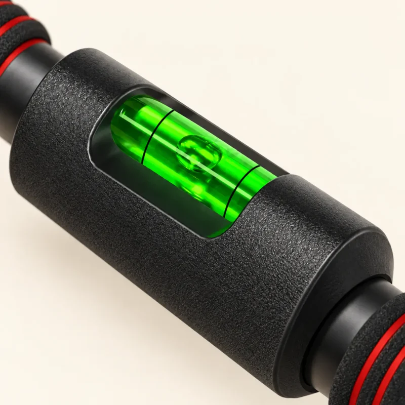 Gros plan du niveau à bulle vert au centre de la barre Lock Grip : manchon noir texturé entre deux mousses noires à bagues rouges