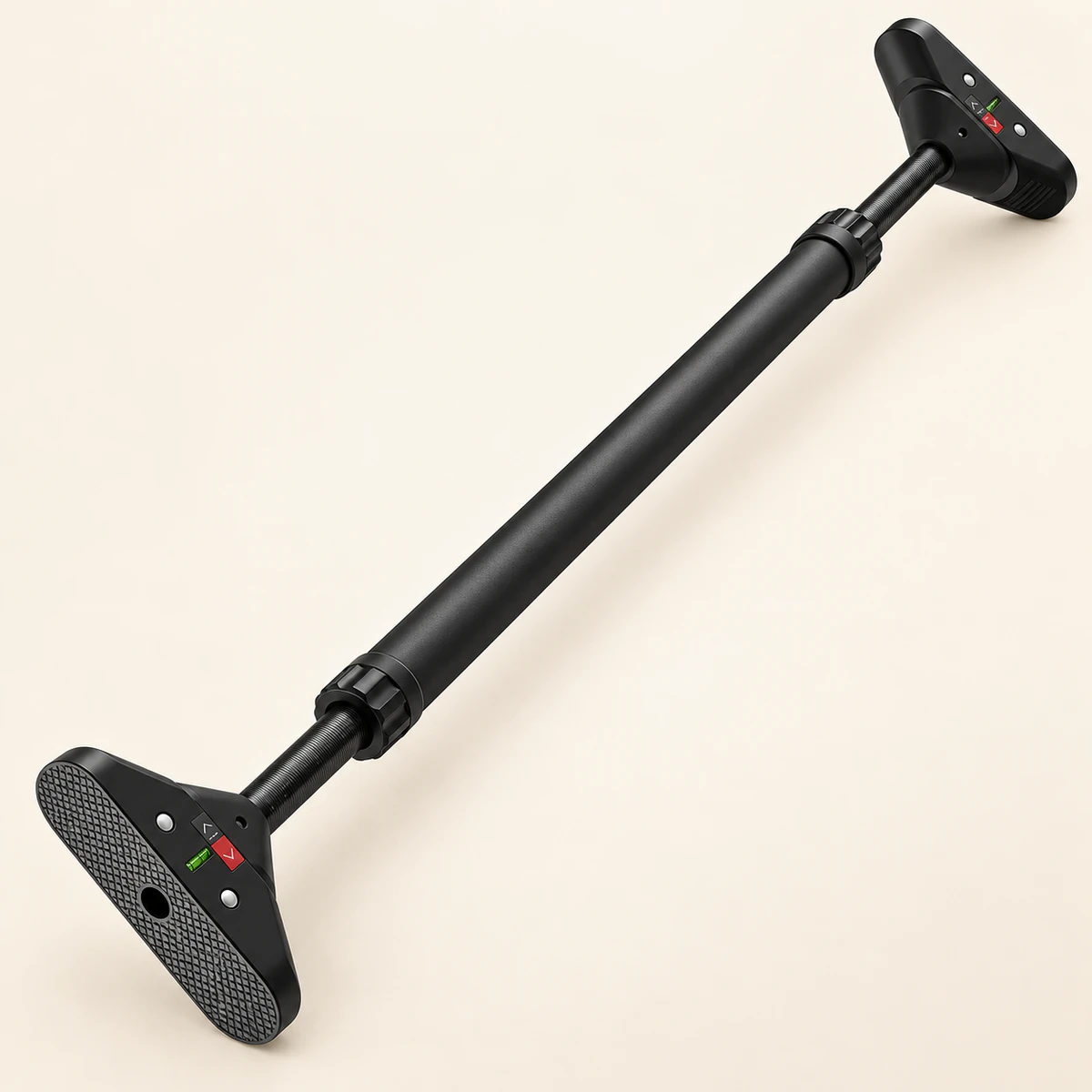 barre de traction porte sans vis 1 | WO-Calisthenics Barre de traction de porte sans vis 75-94 cm noire seule, inclinée en diagonale : tube central lisse, bagues de serrage crantées, tiges filetées et plaques d'appui à patin strié, sur fond crème
