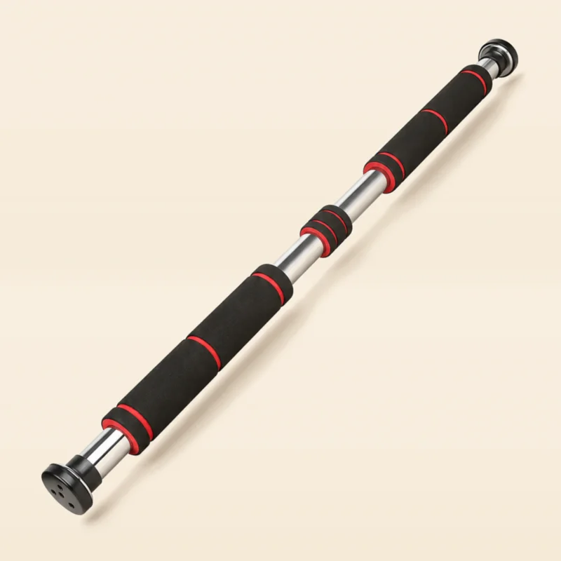 Barre de traction de porte télescopique 80-115 cm noire seule, inclinée en diagonale : tube chromé, deux mousses noires à trois bagues rouges, mousse centrale à deux bagues et embouts noirs percés de quatre trous, sur fond crème