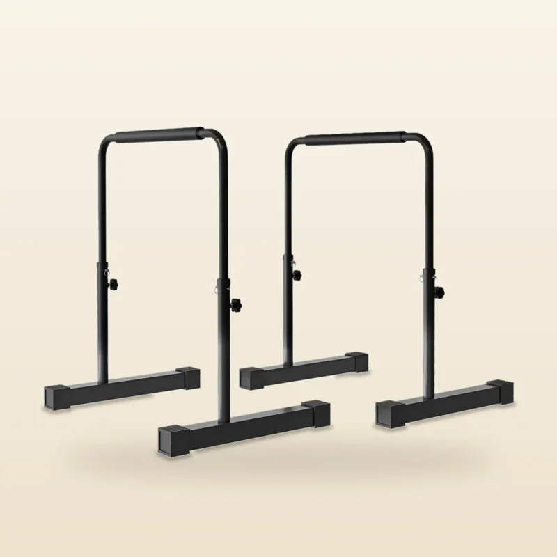 Barres de dips parallèles réglables de 80 à 100 cm, une paire de barres indépendantes noires à poignées en mousse et pieds en tube carré, photo réelle sur fond crème — WO-Calisthenics