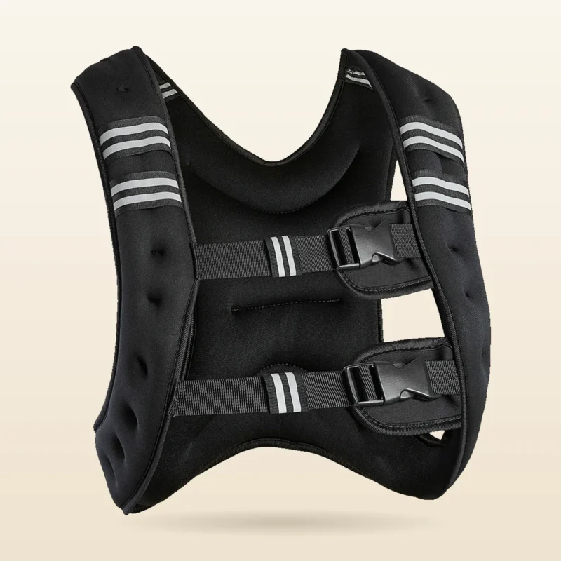 Gilet lesté 10 kg X-Load, photo réelle vue de face sur fond crème : néoprène noir matelassé, coupe en X, deux sangles de poitrine à boucle clip, bandes réfléchissantes sur les bretelles