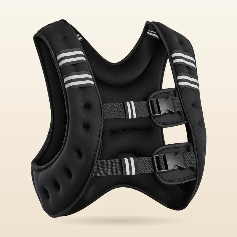 Gilet lesté 10 kg X-Load seul, vu de trois quarts sur fond crème : néoprène noir matelassé à alvéoles, coupe en X, deux doubles bandes réfléchissantes sur chaque bretelle, deux sangles de poitrine à boucle clip