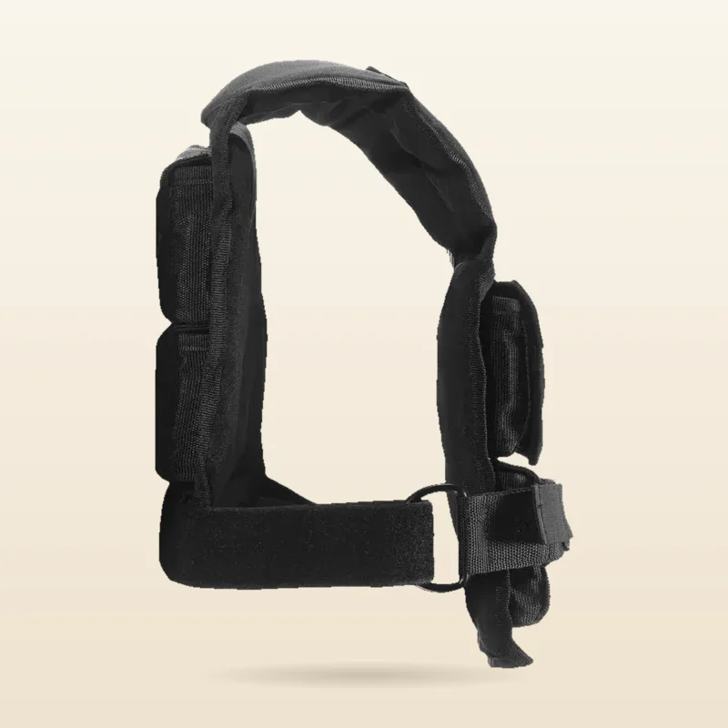 Gilet lesté réglable 15,5 kg IronBlock vu de profil sur fond crème : épaisseur des poches de blocs avant et arrière, bretelle rembourrée, ceinture velcro passée dans l’anneau — WO-Calisthenics