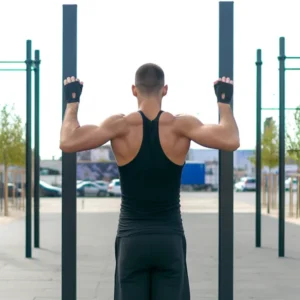 muscle up 4 | WO-Calisthenics Suspension à la barre fixe vue de dos : l’exercice du mur invisible pour préparer le muscle-up